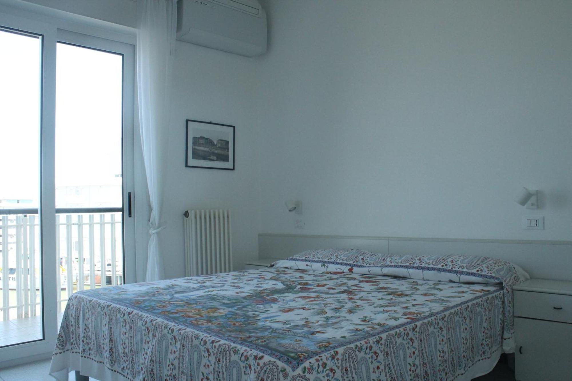Residence Fiorella Каттолика Экстерьер фото